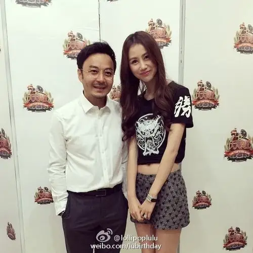 孙悦妻子陈露度假美照良辰美景秀蛮腰