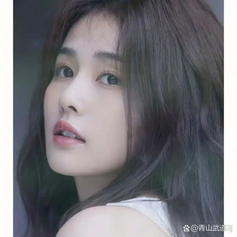 好多人都说白鹿和李一桐长得很像,其实这两人在开始都是于正捧出来的