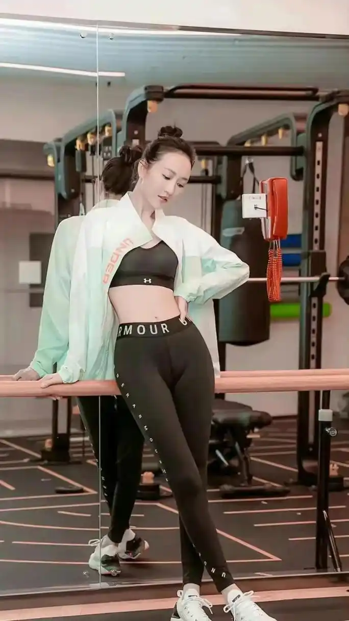 王鸥瑜伽健身照,身材凹凸有致,风姿卓越.#明星生图大赏