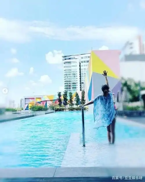 43岁林心如分享泳装照身材纤瘦背影撩人发型好减龄