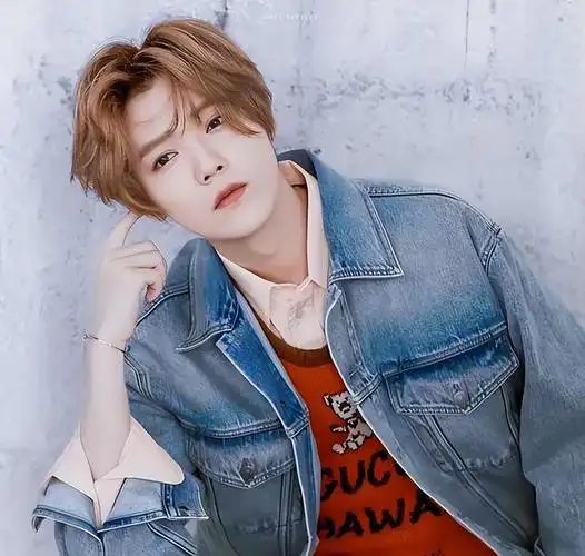 34岁鹿晗带货引热议,脸肿成"老嫂子",网友:撞脸65岁刘雪华