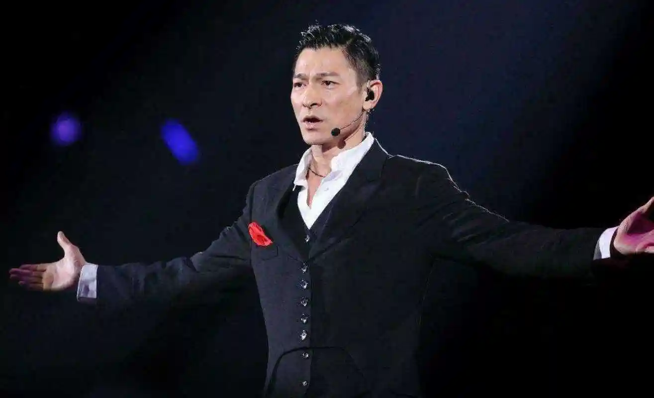 郭富城不服老,染金发涂美甲,网友:能不能学学刘德华