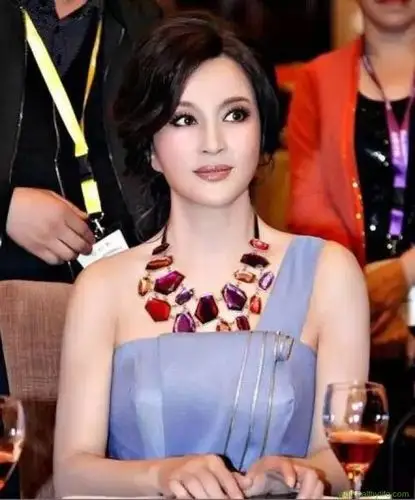 她48岁年牢,出狱后以58岁的高龄在美国风光嫁豪门