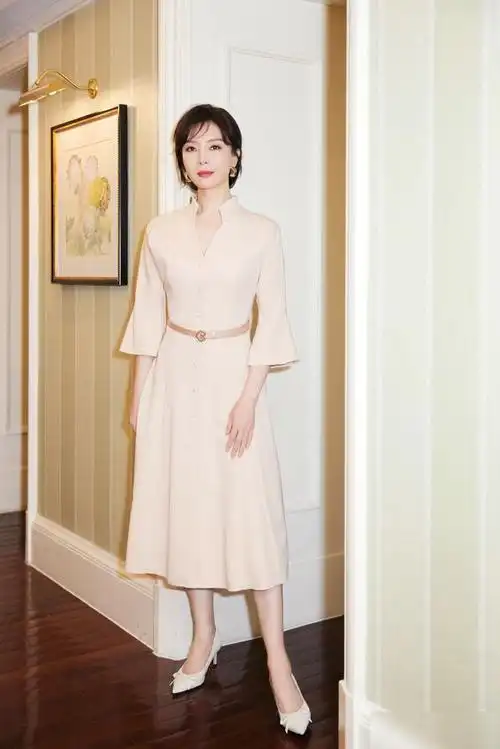 陈数真给70后长脸,穿裸色裙曲线惊艳,不装嫩气质仍出众|连衣裙|发型