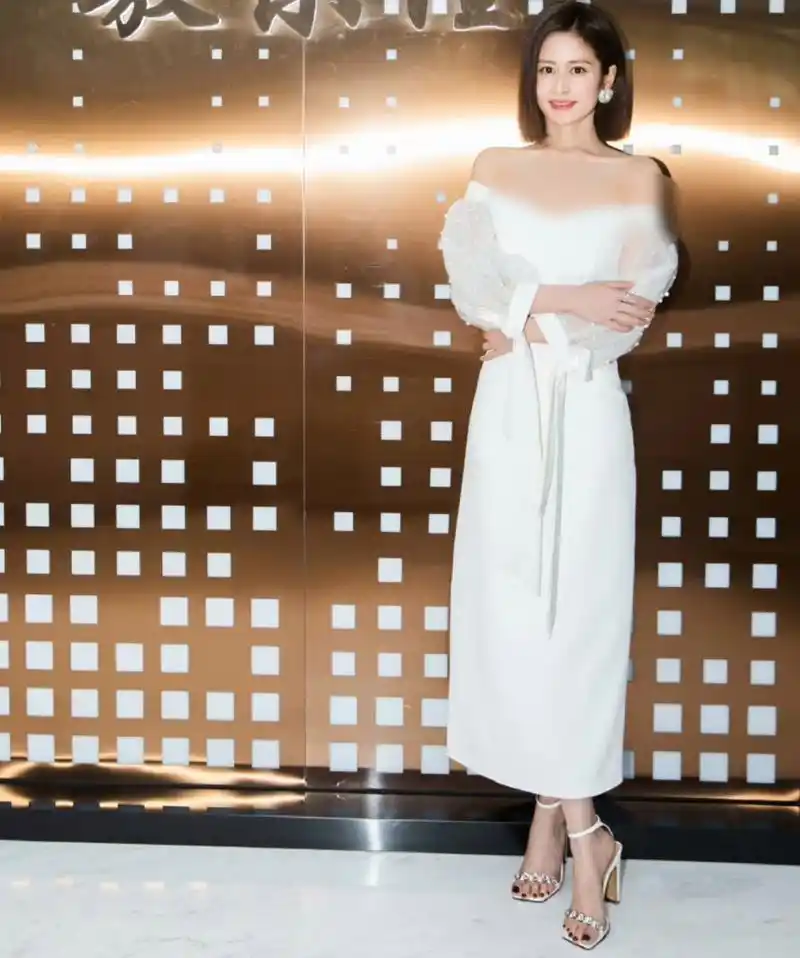 颖儿受邀到品牌总部参观,一袭白裙配高跟鞋气场全开,时尚又优雅.