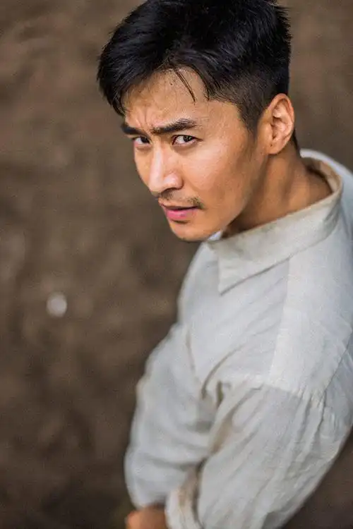 娱乐讯 近日,由青年演员王璐主演的动作战争电影《捍卫者》圆满杀青