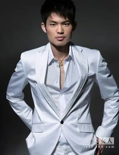 林丹白西装扮王子