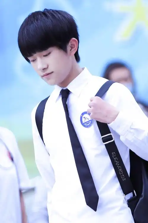 想不起是某年某天,你闯进视线,一个人画圈圈,一