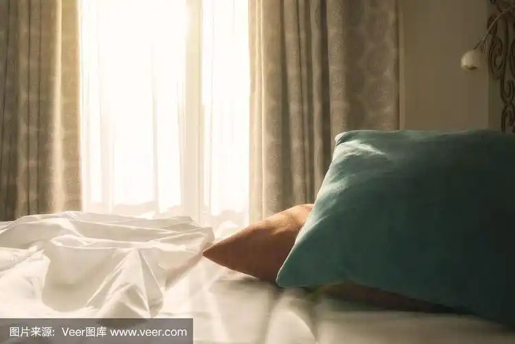 早晨的阳光洒在床上