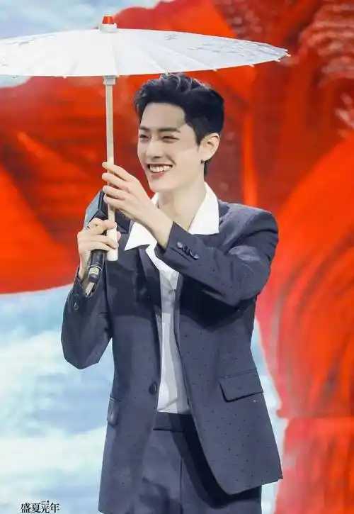 同样是因为笑上热搜,肖战"国外笑"可是在热搜上连挂三天.