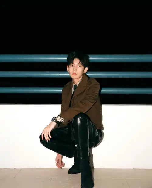 王源这身太帅了,皮裤搭配小西装,褪去稚气有了一股成熟男性魅力