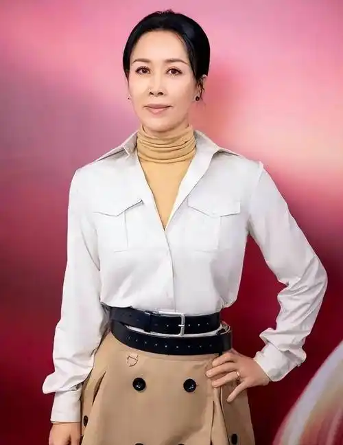 57岁那英和好友聚餐,满脸皱纹尽显老态,喝了两瓶茅台三瓶红酒_生活