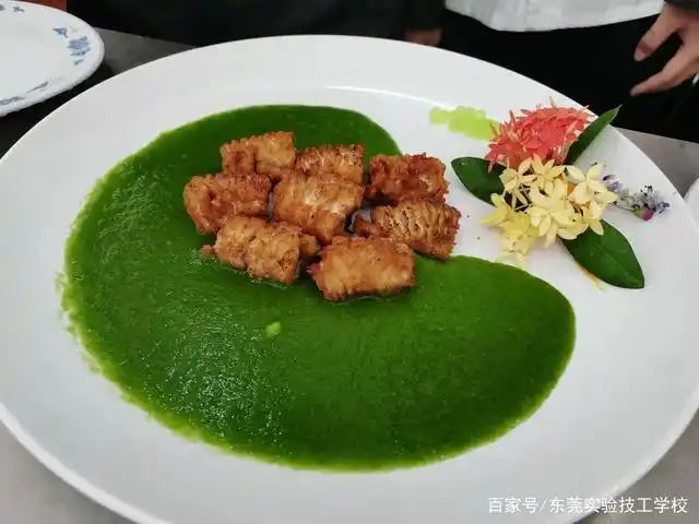 姜葱花椒放锅底,点腌入味放面上焗三分钟即可摆盘上桌.