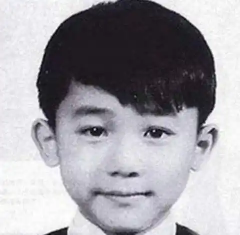 十岁的时候父母分手,梁朝伟和妹妹跟着妈妈,艰难度日.