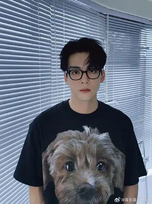 曾舜晞狗狗身上穿狗狗#曾舜晞晒照穿着小狗t恤,好像它本人啊,可爱行