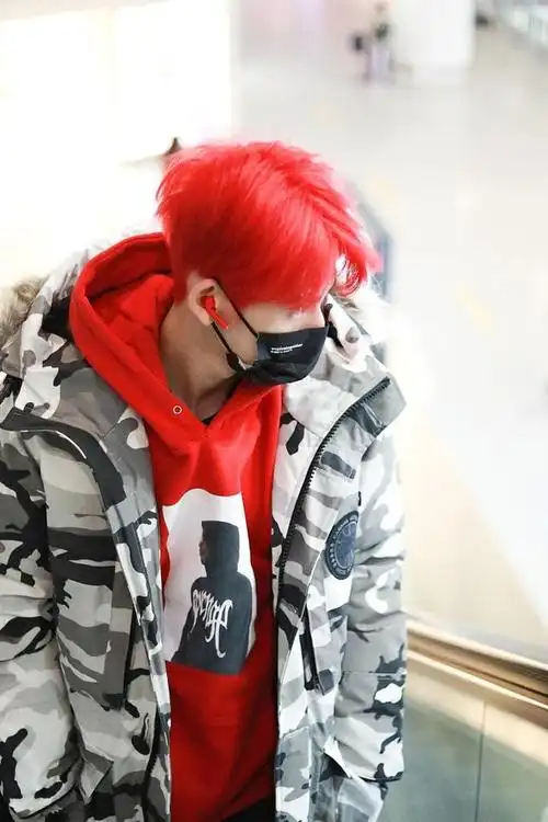 组图:小鬼王琳凯顶红发似热血撕漫男 右眼眉钉酷炫吸睛