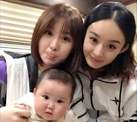 冯绍峰带儿子参加聚餐,3岁的想想好可爱,越长越像赵丽颖!