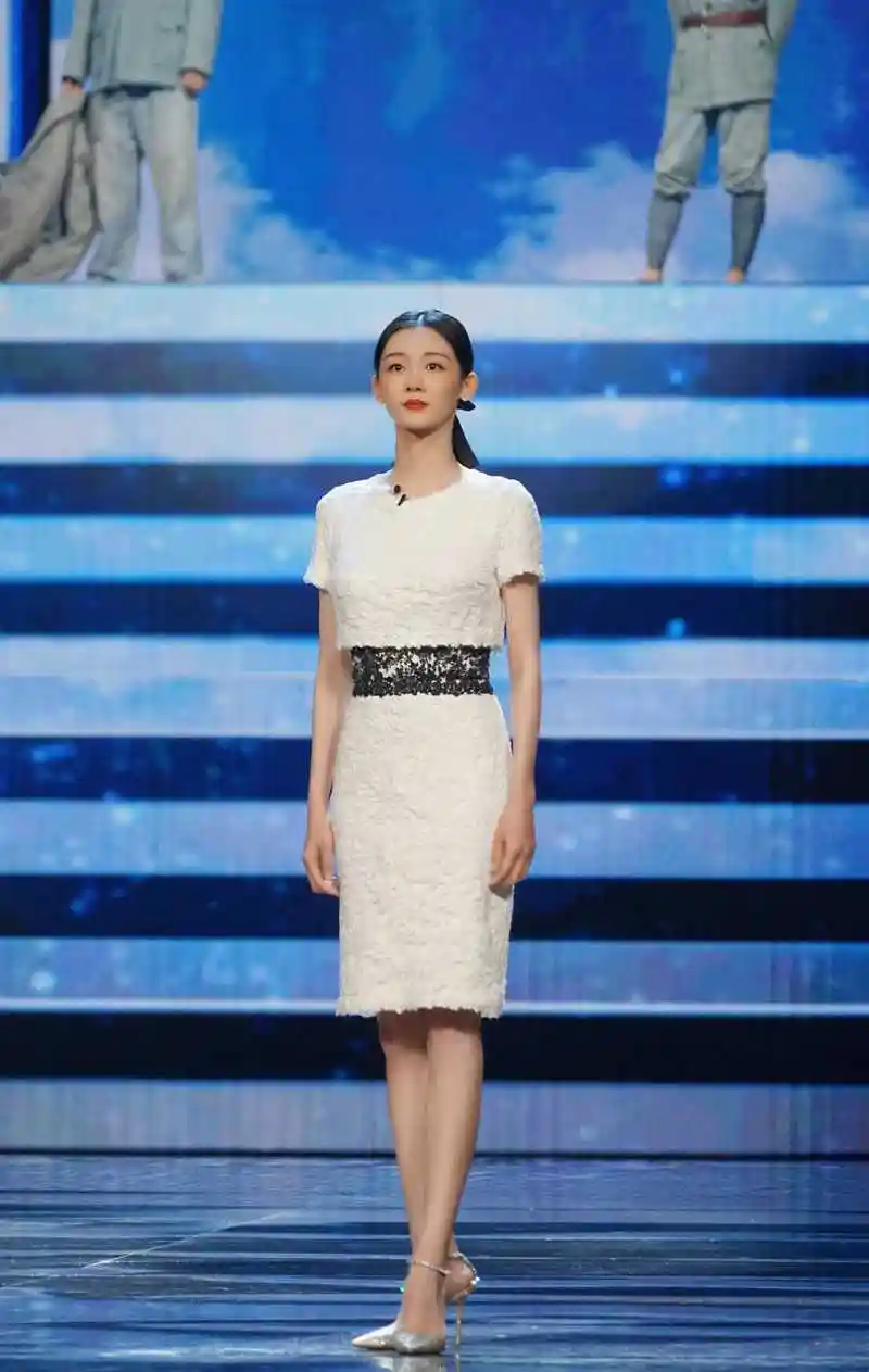 郑恺小娇妻苗苗气质绝了,穿一条薄纱连衣裙青春感满分,高级优雅