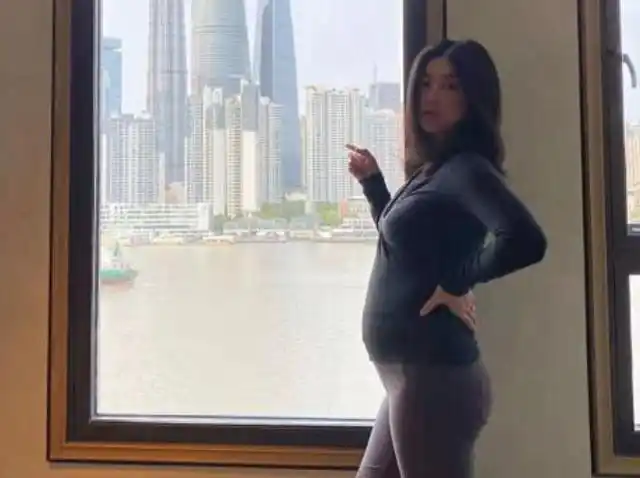 朱珠挺"超大"孕肚出镜,被疑怀了"两个娃",她是怎么做到的?