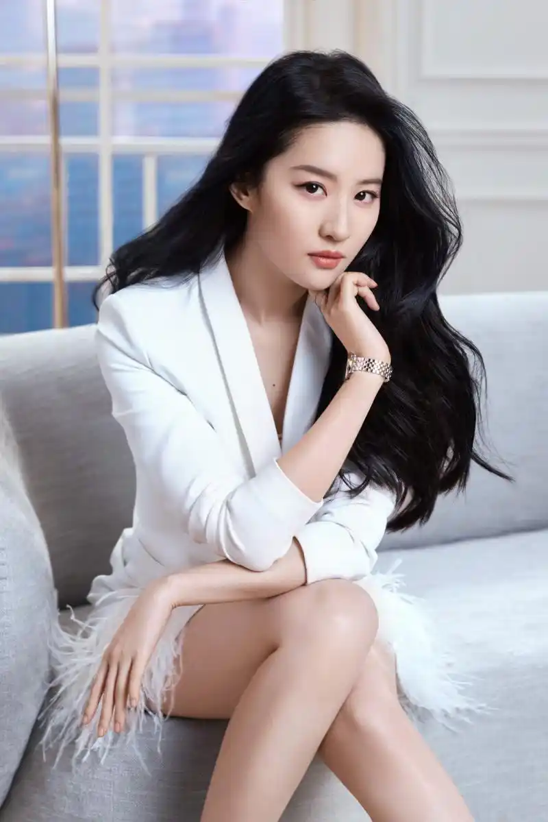 刘亦菲白色西装羽毛裙,温婉典雅_高清图集_新浪网