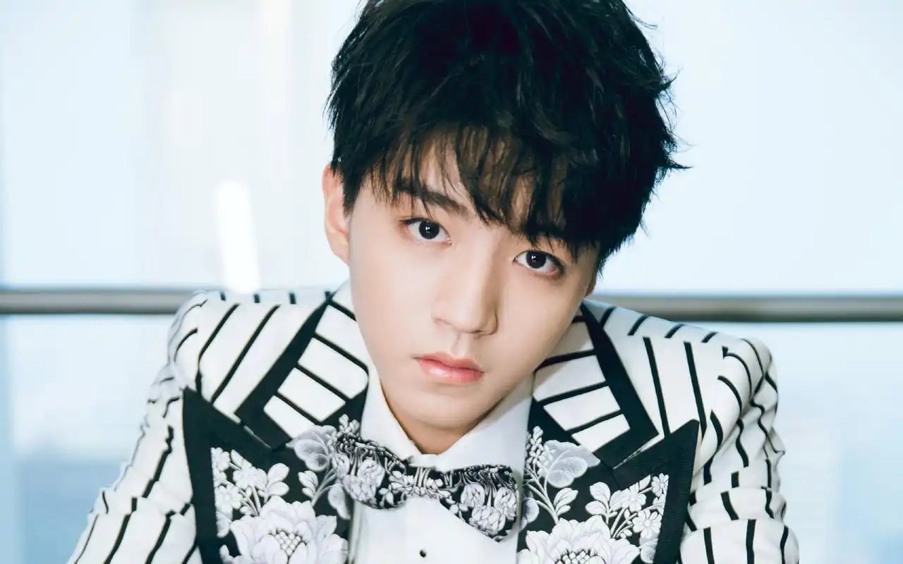 王俊凯绅士帅气写真图片桌面壁纸