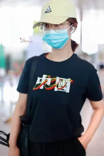 杨紫今日机场饭拍～ 一身look运动休闲,元气满满!