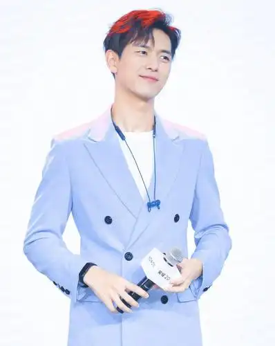 185cm李现和187cm黄景瑜,同样搭配蓝色西装,风格差距这么大?