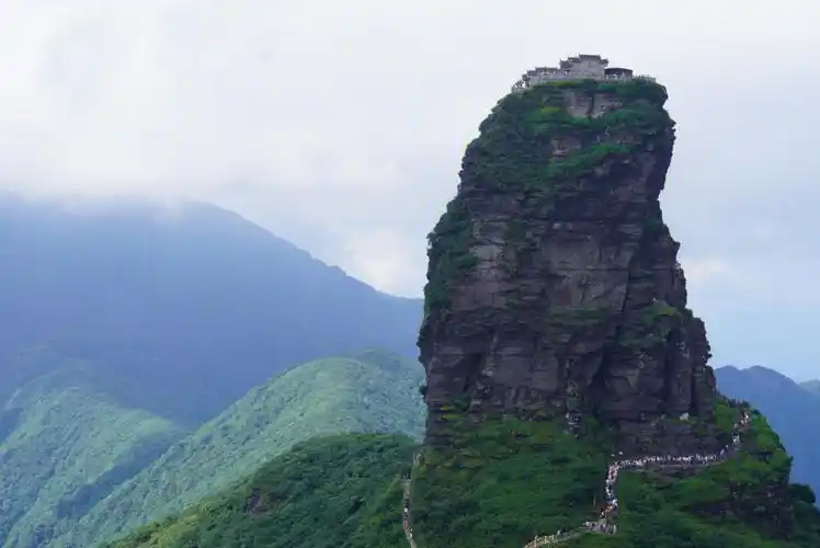 梵净山位于贵州省铜仁地区的江口,印江,松桃交界处,最高峰凤凰山海拔