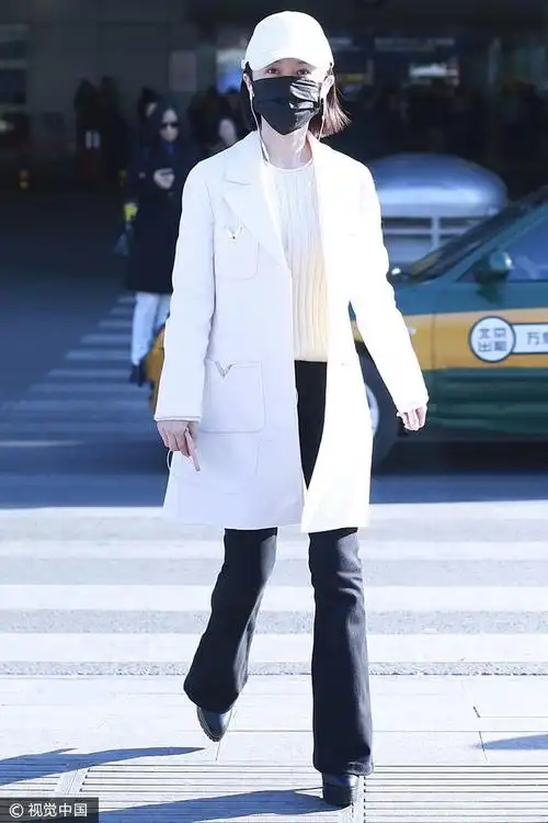 舒畅白色西装大衣黑色喇叭裤 黑白配知性有型