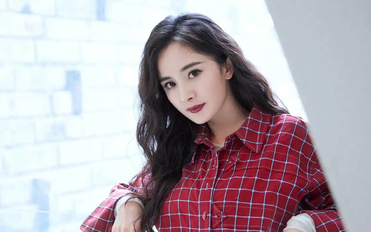 杨幂妩媚动人写真桌面壁纸