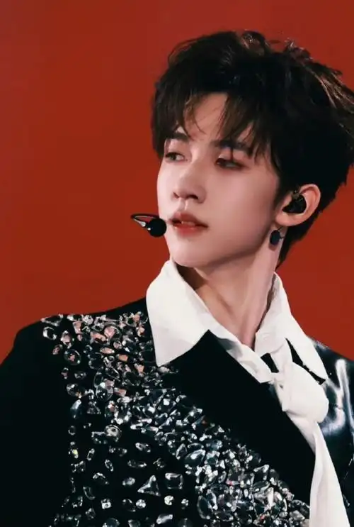 贺峻霖全员加速中