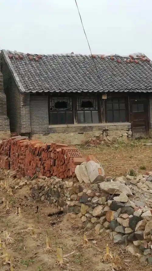 农村,这样古老的房子,很难能看到了,太有年代感,看到好像是穿越旧社会