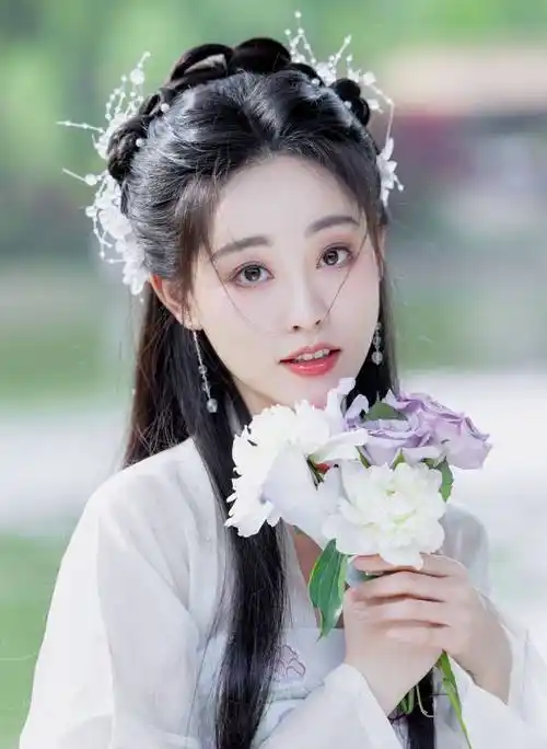 祝绪丹白色汉服仙气飘飘优雅写真_美得_花朵_一颦一笑