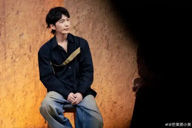 有胡子的白宇和没胡子的白宇截然不同两种风格,每一种都好喜欢～99