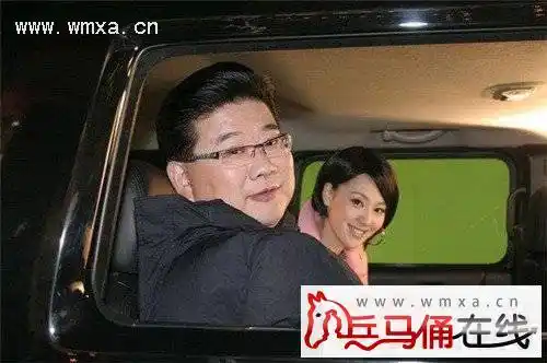 曹可凡与妻子结婚多年并有一个8岁的儿子,但他家人行为比较低调,从未