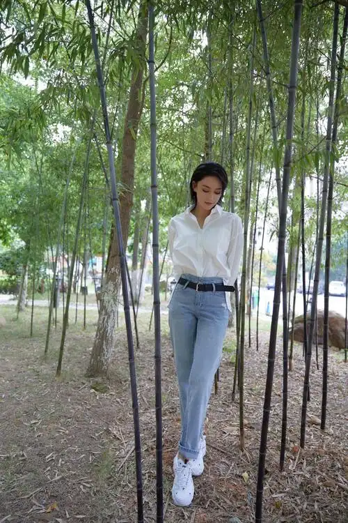 原创张馨予白衬衫牛仔裤简单大方换季这么穿真减龄