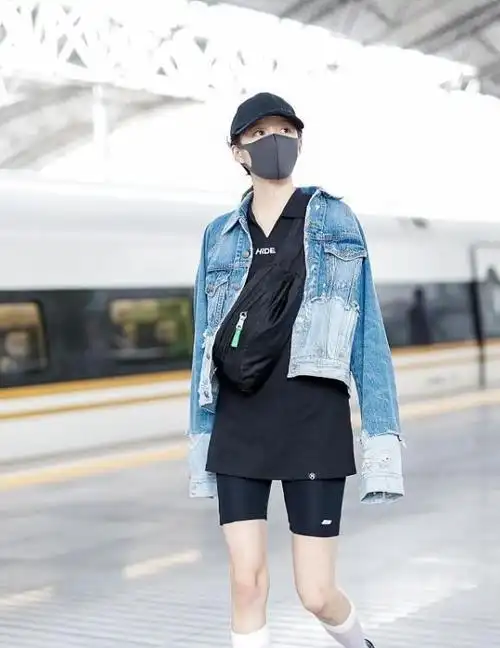 21岁关晓彤机场街拍,健美短裤搭配长筒袜,一双"漫画腿"好抢镜