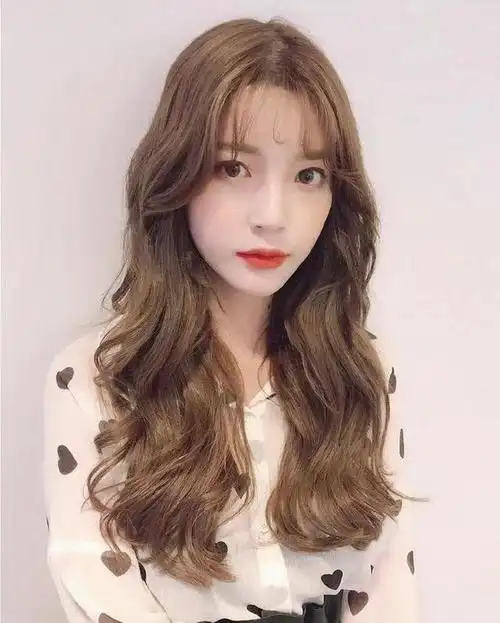 杨超越抢先烫了2020年的流行卷发,美感和质感表现的"淋漓尽致"