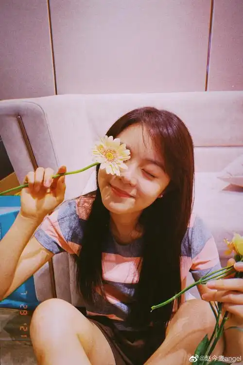 赵今麦穿条纹t恤清爽干净手拿雏菊清纯甜美