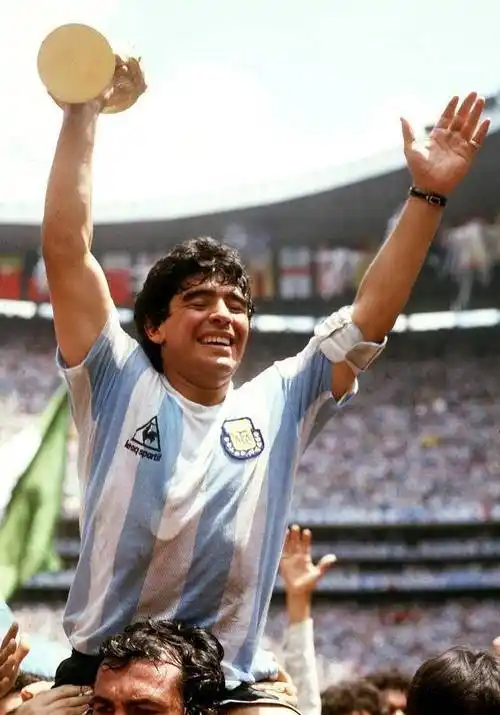 足坛巨星排名——探讨历史上前五位最伟大的足球运动员