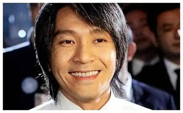 周星驰邀请赵丽娜李佳悦合影新作照片曝光引热议