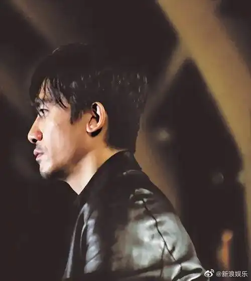 旧爱浪#2002年《无间道》,梁朝伟饰演陈永仁,"跟法官说,看他让不饶沣