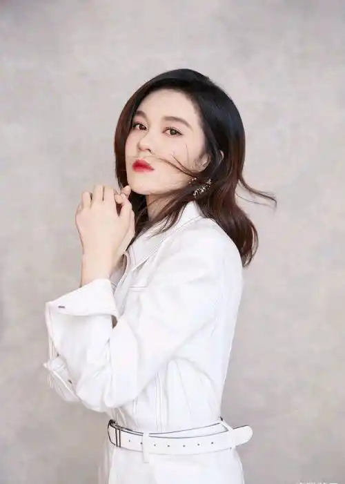 作为一个精致的女生,不管是头发造型和穿搭造型都很时髦,郁可唯裁剪了