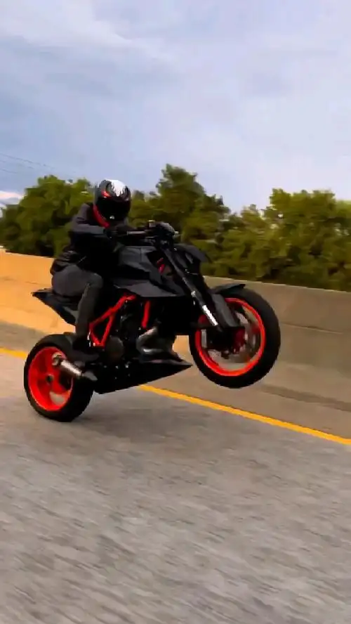 骑ktm摩托车翘头