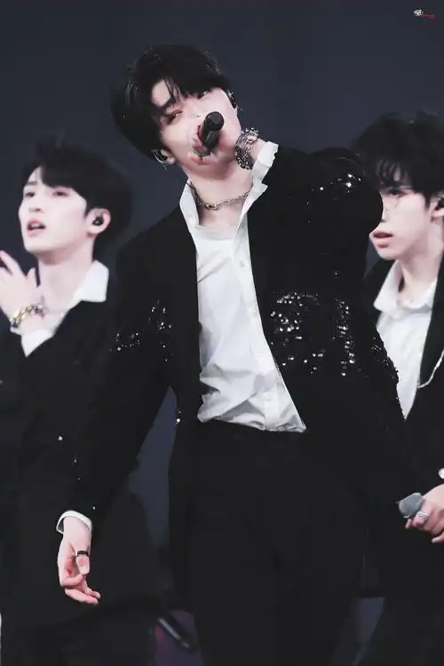 有哪些刘耀文神图(最好是舞台的 求求了姐妹们)? - 知乎