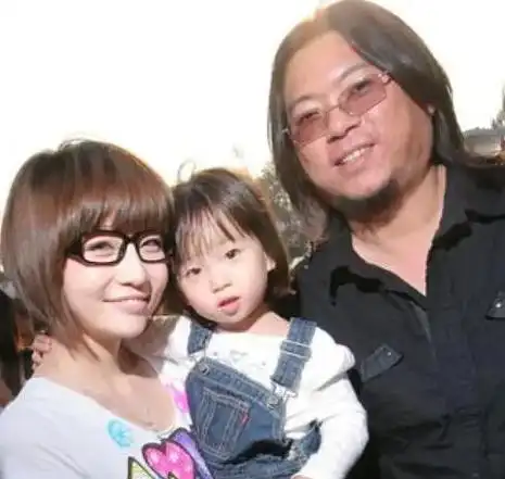 高晓松女儿放假回国花十万买见面礼超宠夕又米携现任老公接机