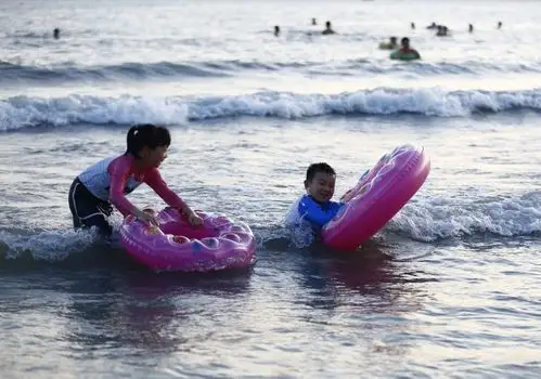海南三亚入伏首日 市民游客海边戏水避暑