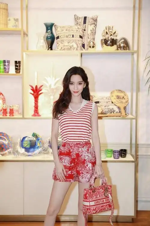杨颖穿出三亚度假凉爽范晕染色短裤搭无袖条纹衫清新浪漫