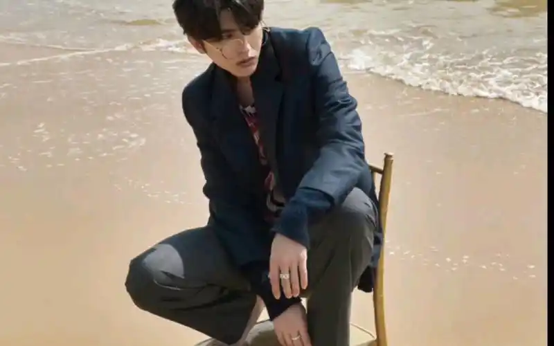 活动  蔡徐坤在海边抠脚图曝光!