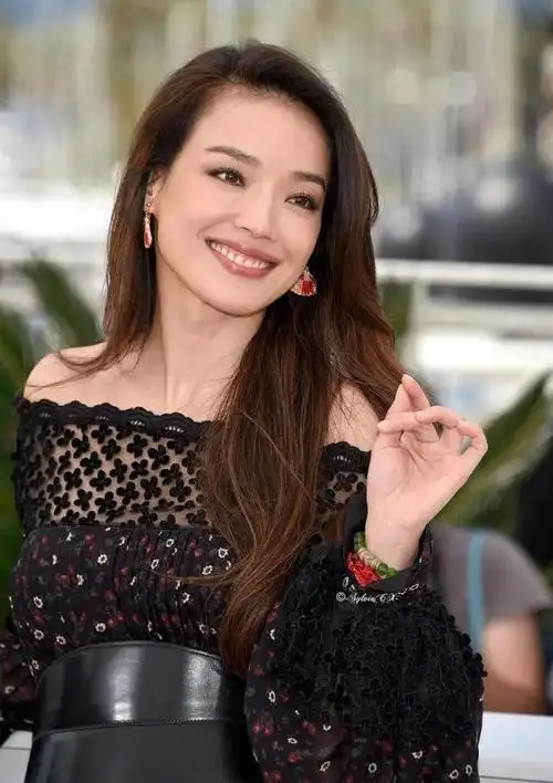 舒淇素颜自拍照引发热议:年龄是否衡量价值的标准?